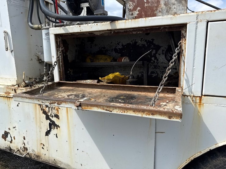 #31721-•-1989-mack-r690t-single-axle-fuel-truck-image-18