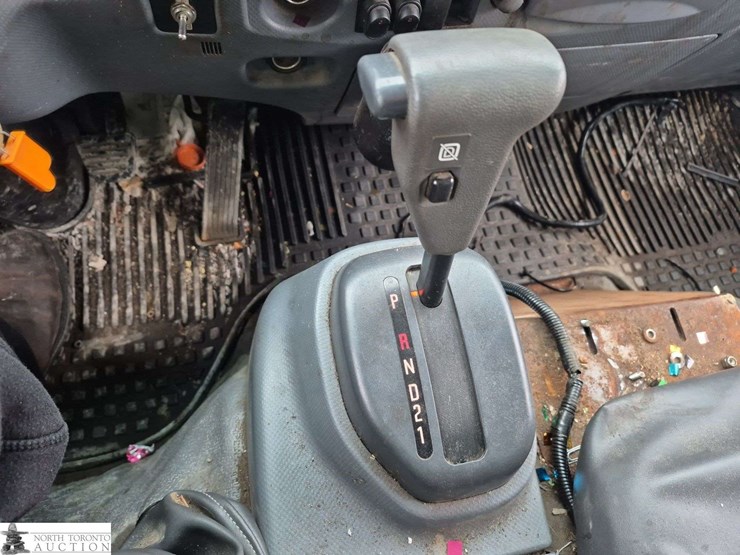 2014-isuzu-nqr-image-15