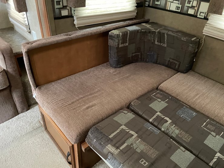 #201-•-2014-palomino-puma-253-fbs-27'-fifth-wheel-camper-(has-wi-title)-image-89