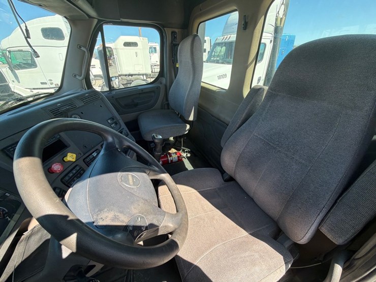 #31953-•-2013-freightliner-tandem-axle-truck-tractor-image-10