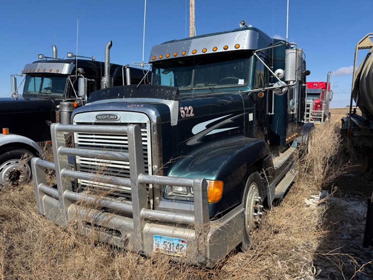 2000-freightliner-fld120-image-1