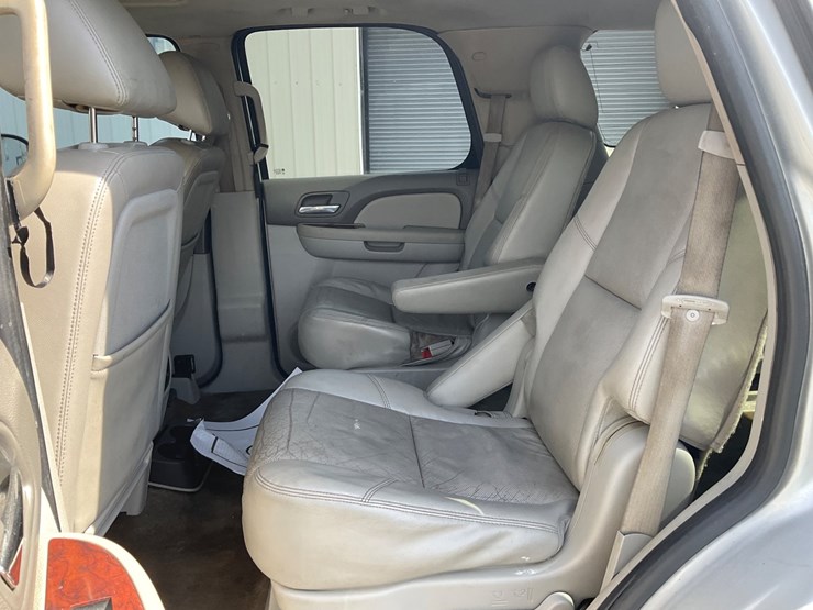 2011-chevrolet-tahoe-image-10