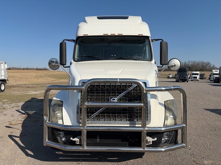 #31954-•-2012-volvo-tandem-axle-truck-tractor-image-7