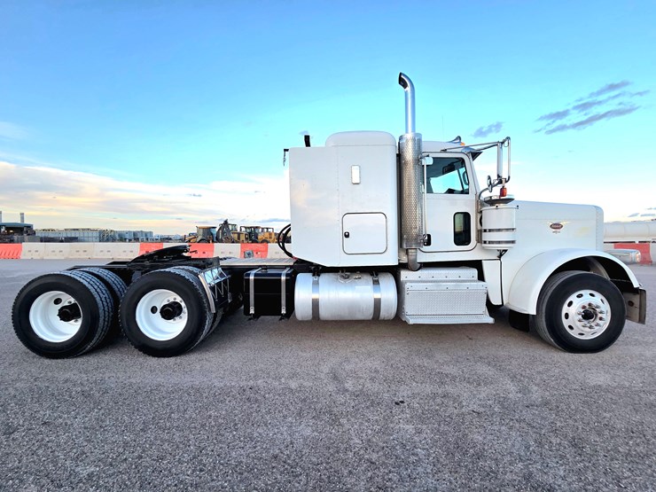 2012-peterbilt-388-image-4