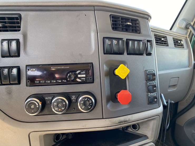 2015-peterbilt-579-image-12