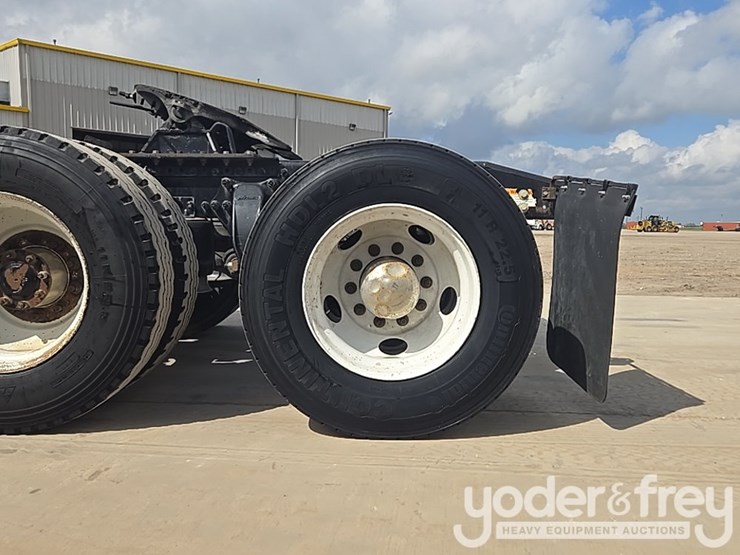 2012-freightliner-cascadia-125-image-14