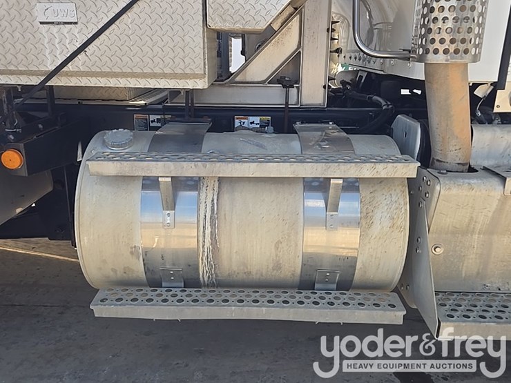 2014-kenworth-t880-image-54