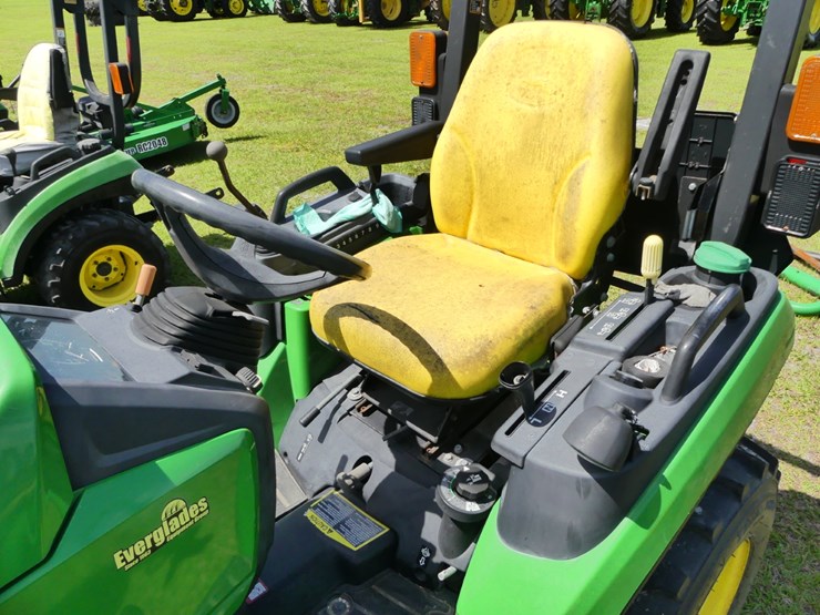 2025-john-deere-2025r-image-10