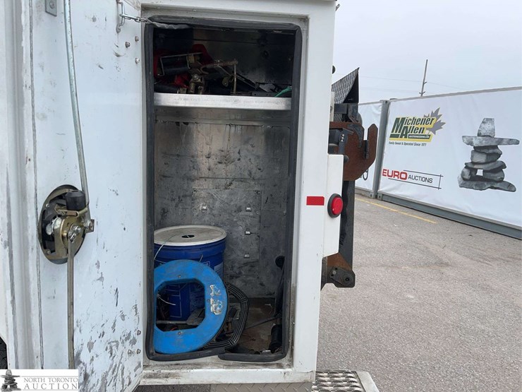 2011-ford-f550-image-18