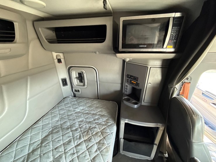 2018-peterbilt-579-image-45