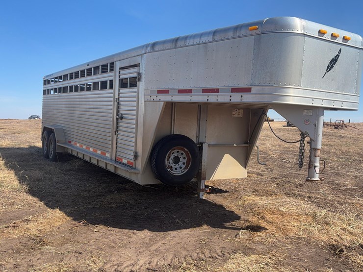2005-featherlite-8127-livestock-trailer-image-2