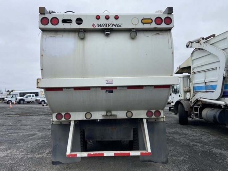 2014-peterbilt-320-image-4