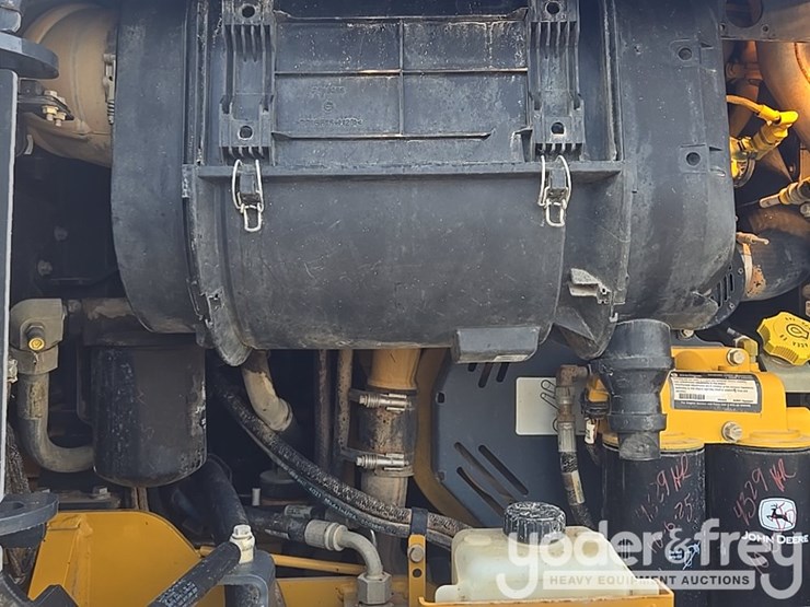 2022-deere-260e-image-81