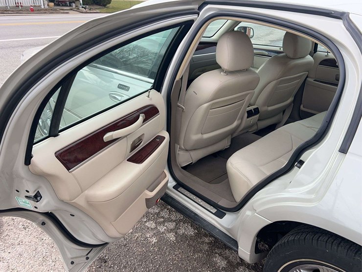 2005-lincoln-town-car-image-73