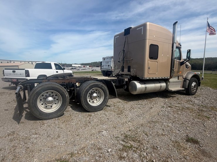 2019-peterbilt-567-image-3
