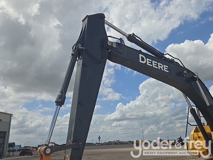 2017-deere-210g-lc-image-31