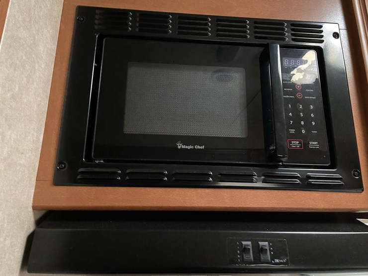 #201-•-2014-palomino-puma-253-fbs-27'-fifth-wheel-camper-(has-wi-title)-image-56