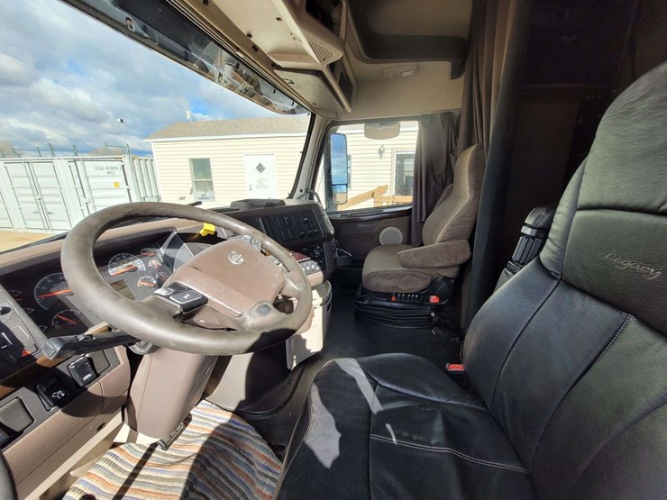 2018-volvo-vnl-conventional-new-generation-image-16