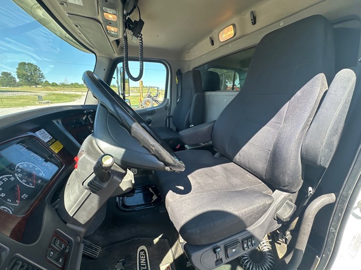 2020-freightliner-108sd-image-13