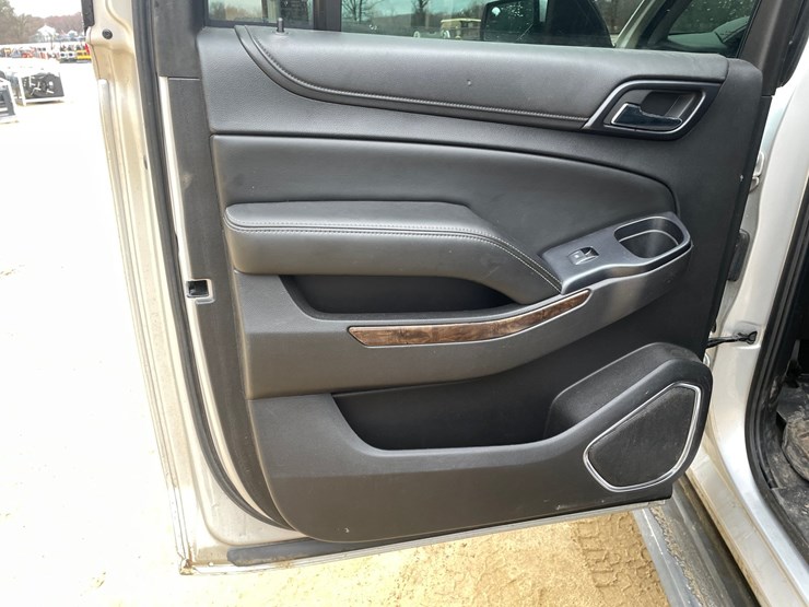 2015-chevrolet-suburban-image-38