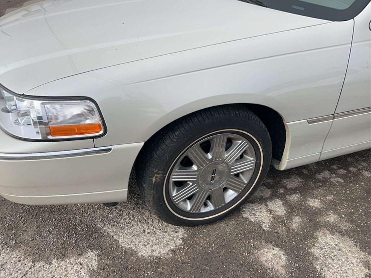 2005-lincoln-town-car-image-14