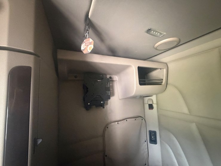 2019-peterbilt-567-image-35