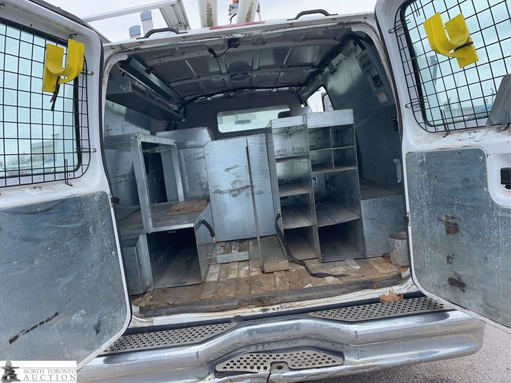 2010-ford-cargo-image-19