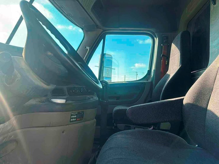 2014-freightliner-cascadia-image-7