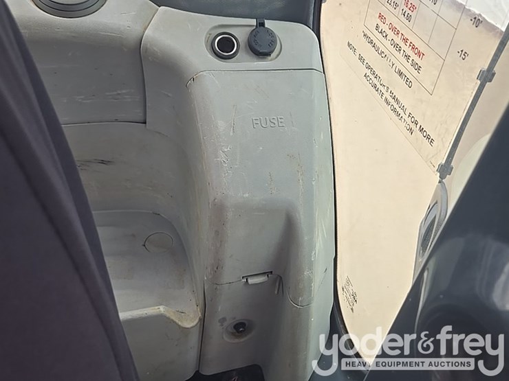 2017-deere-210g-lc-image-122