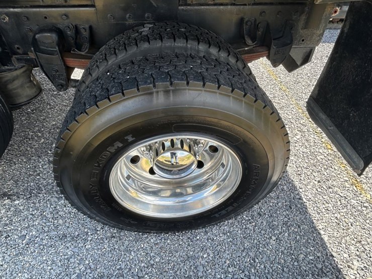 2005-peterbilt-335-image-11