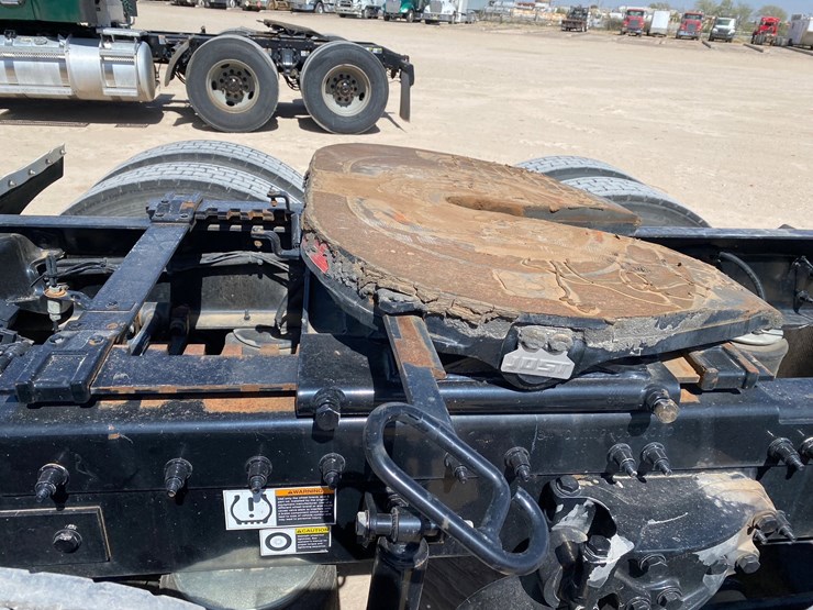 2017-peterbilt-579-image-11