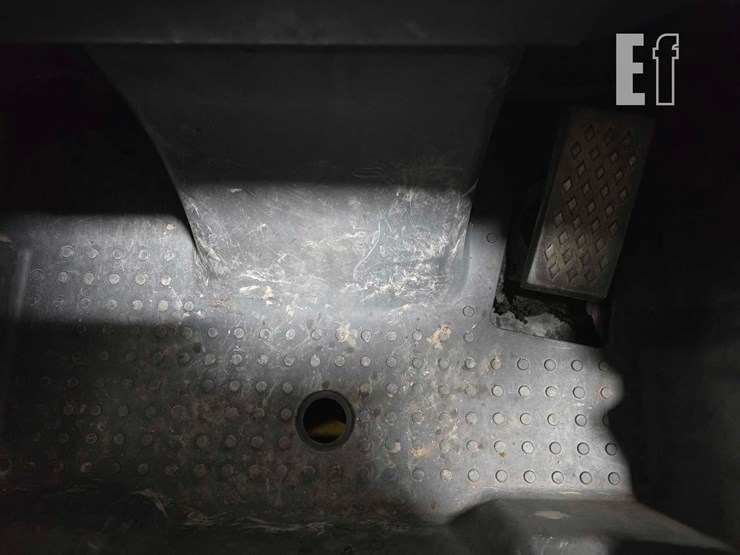 2014-deere-323e-image-14