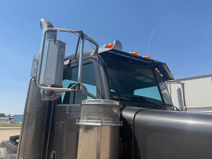 2009-peterbilt-367-image-12