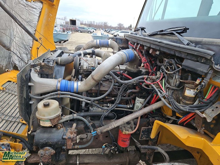 2004-freightliner-fl80-image-18