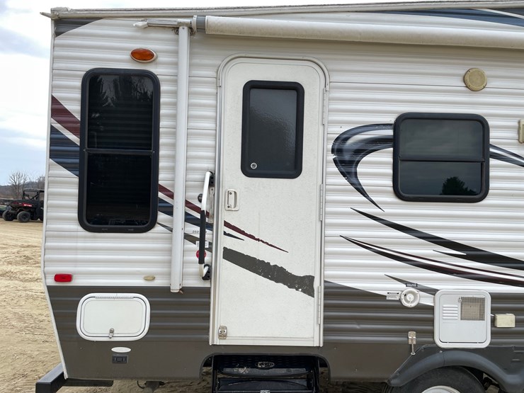 #201-•-2014-palomino-puma-253-fbs-27'-fifth-wheel-camper-(has-wi-title)-image-13