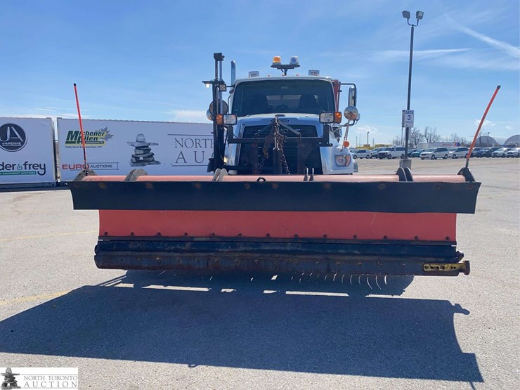 2016-freightliner-108sd-image-2