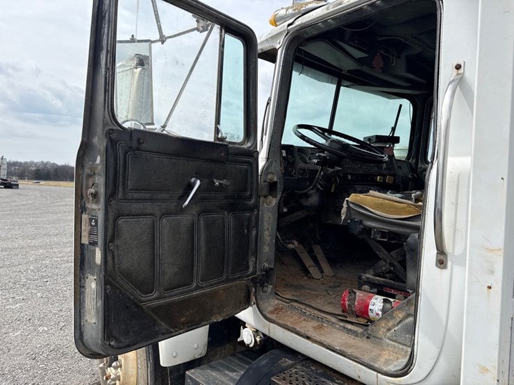 #31721-•-1989-mack-r690t-single-axle-fuel-truck-image-14