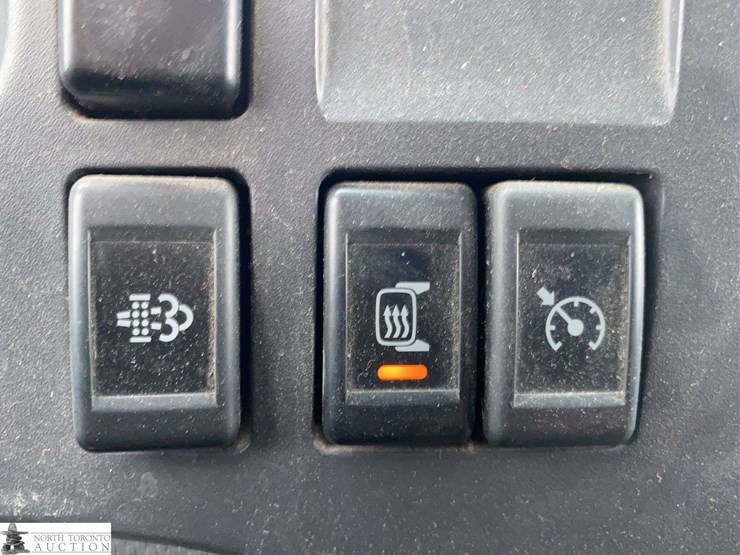 2010-isuzu-nqr-image-13