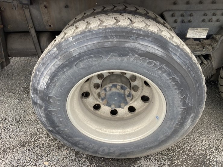 2014-peterbilt-320-image-32