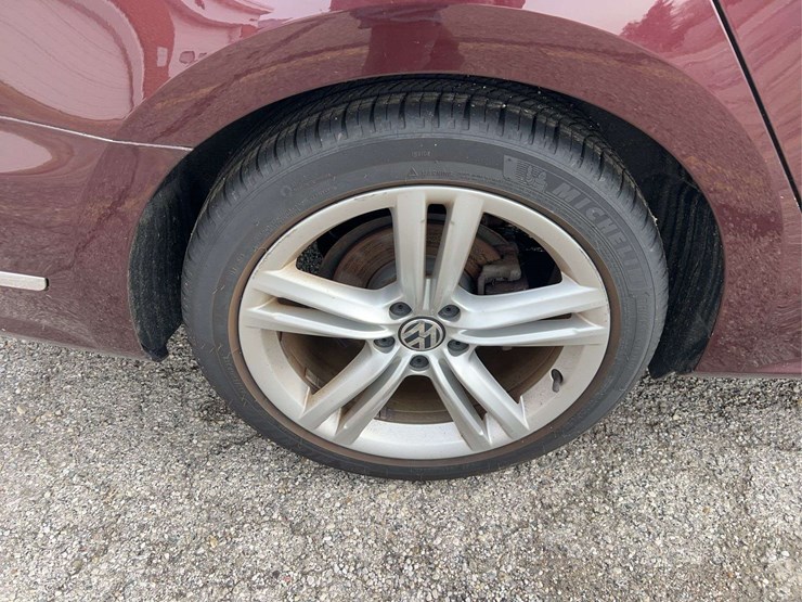 2014-volkswagen-passat-tdi-image-34