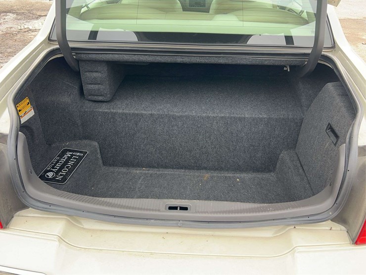 2005-lincoln-town-car-image-78