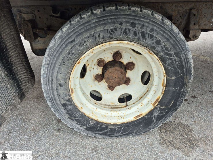 2016-isuzu-nqr-image-25