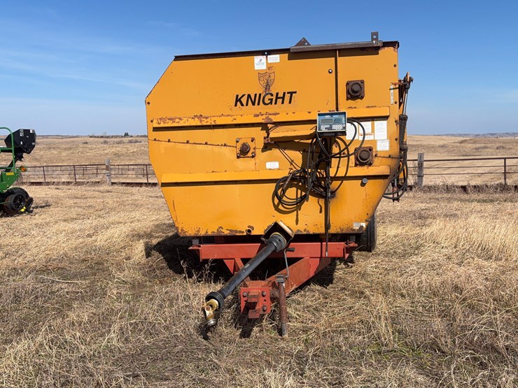 knight-3042-reel-auger-feed-wagon-image-2