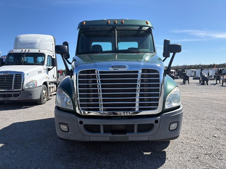 #31953-•-2013-freightliner-tandem-axle-truck-tractor-image-5