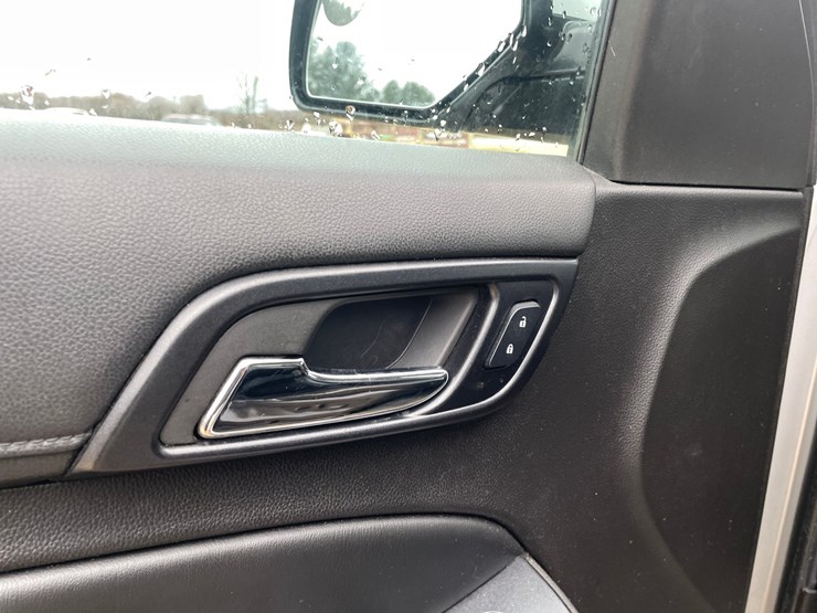 2015-chevrolet-suburban-image-37