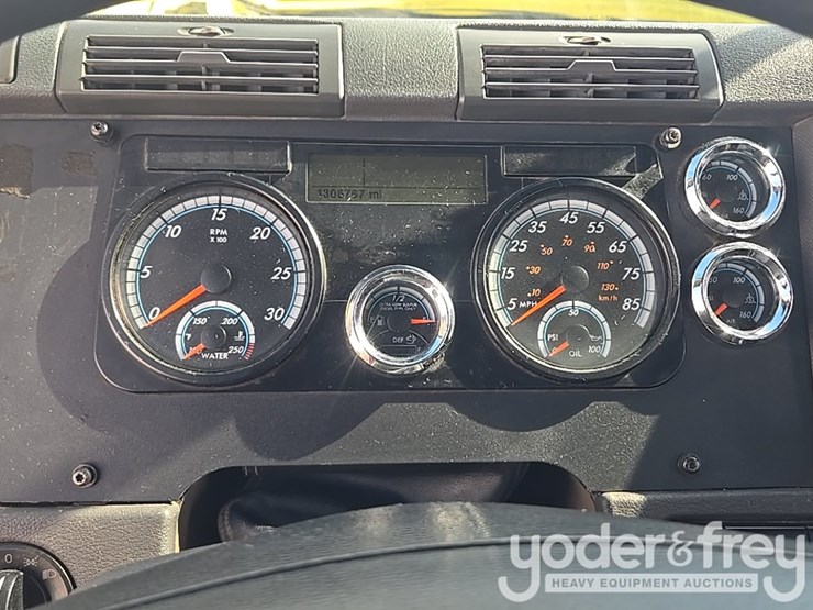 2014-freightliner-cascadia-113-image-118