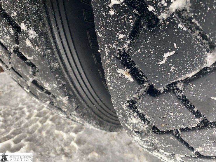 2011-freightliner-m2-106-image-40