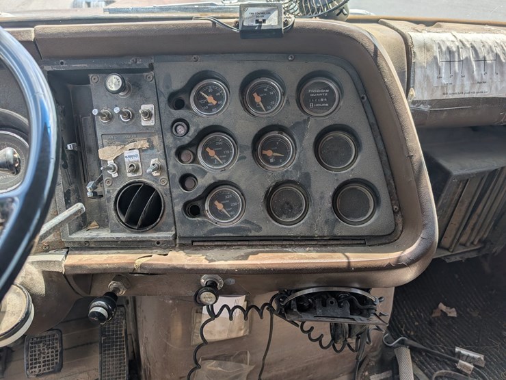 1984-ford-l9000-image-11