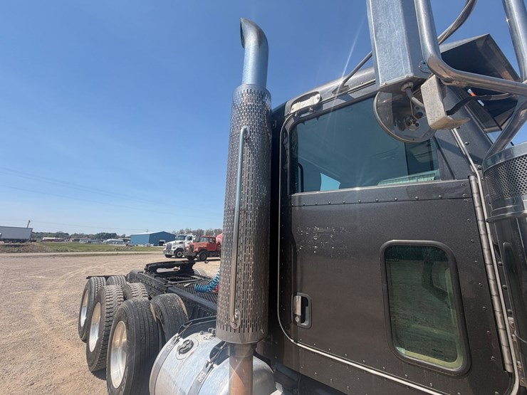 2009-peterbilt-367-image-14