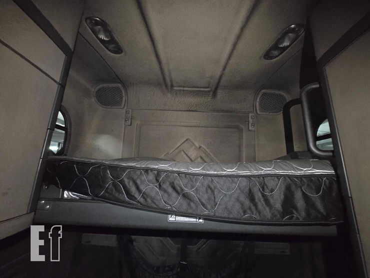 2016-freightliner-cascadia-125-image-18